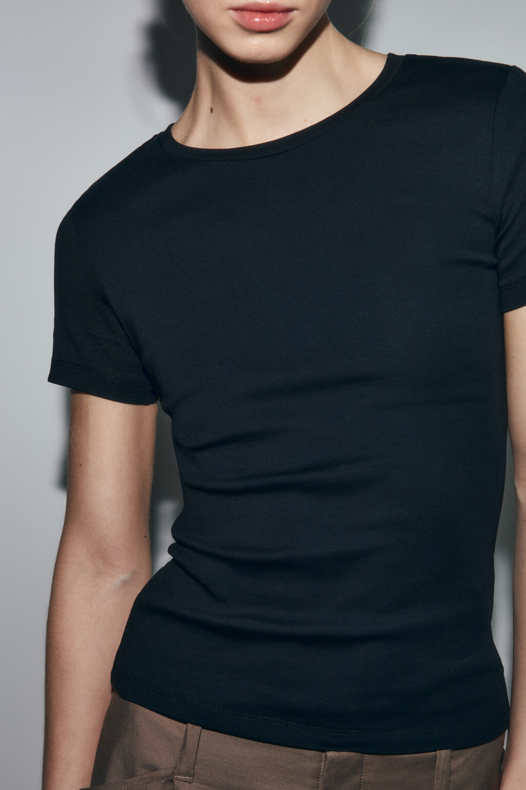 Футболка базовая облегающая в рубчик - цвет черный - 5