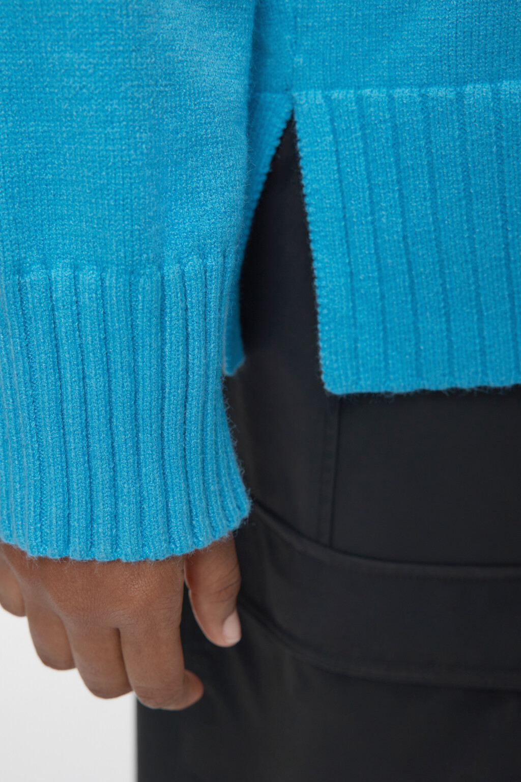 Свитер SWEATER свободный с боковыми разрезами - цвет голубой - 6