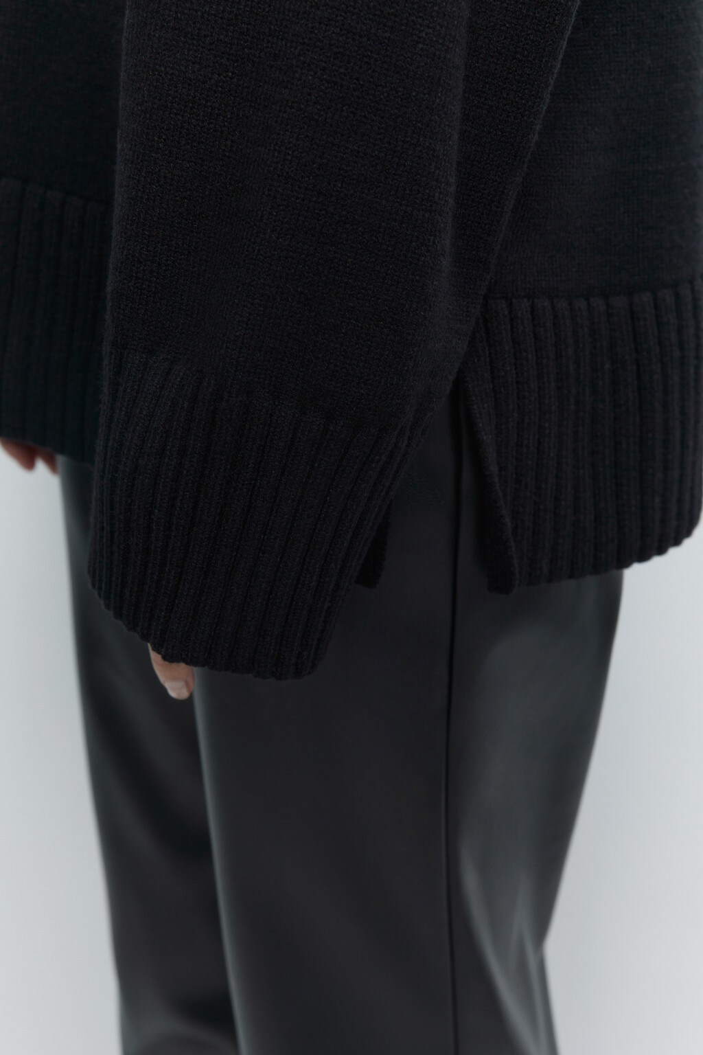 Свитер SWEATER свободный с боковыми разрезами - цвет черный - 6