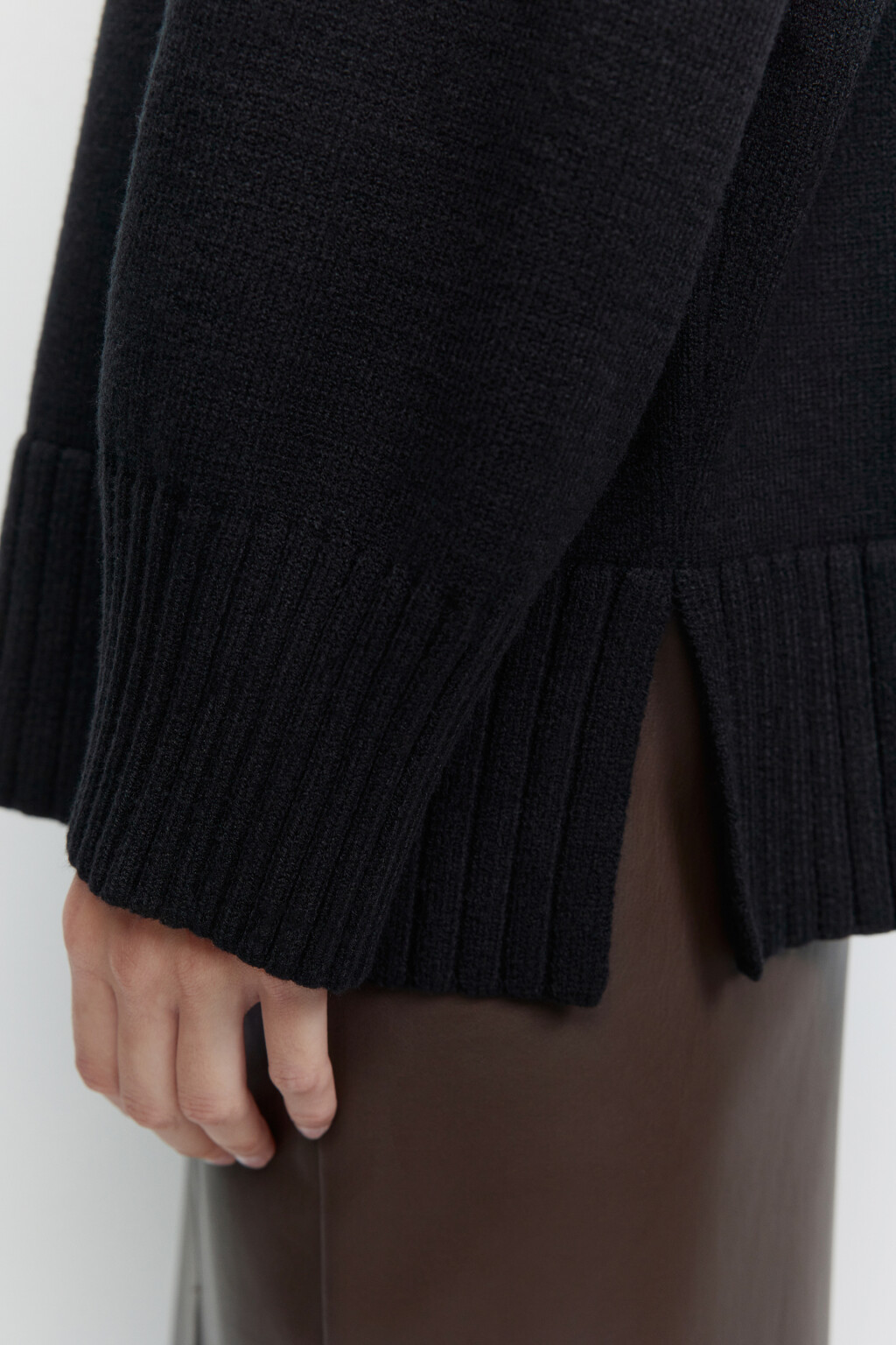 Свитер SWEATER свободный с боковыми разрезами - цвет черный - 6