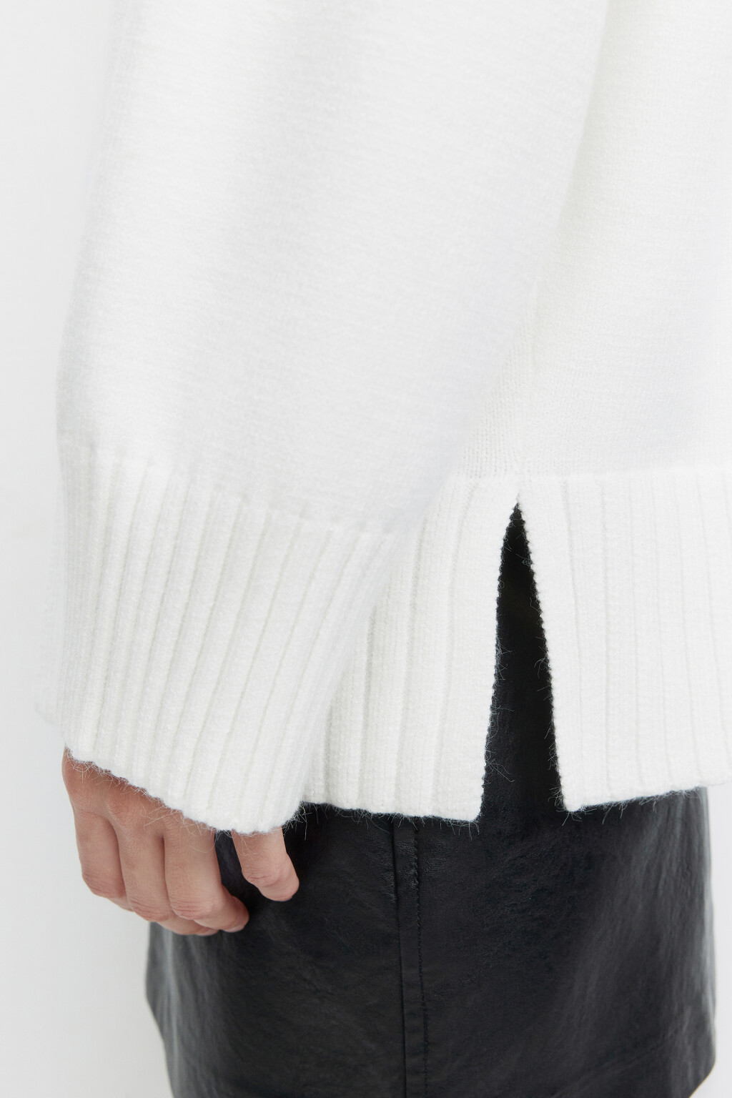 Свитер SWEATER свободный с боковыми разрезами - цвет молочный - 6