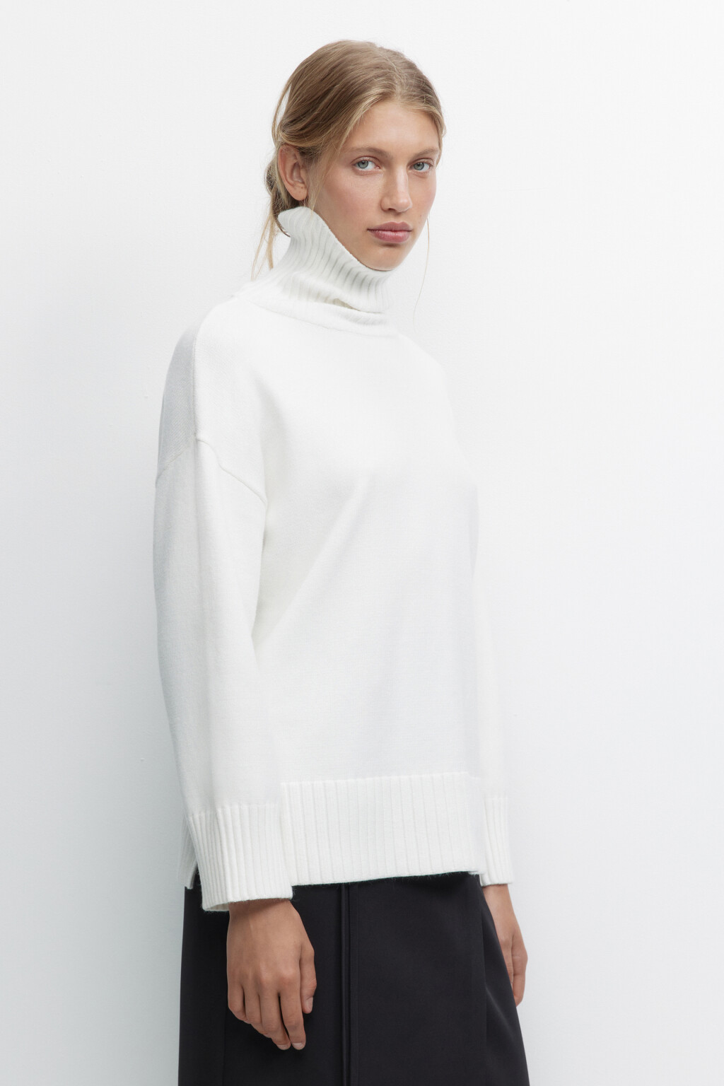 Свитер SWEATER свободный с боковыми разрезами - цвет молочный - 3