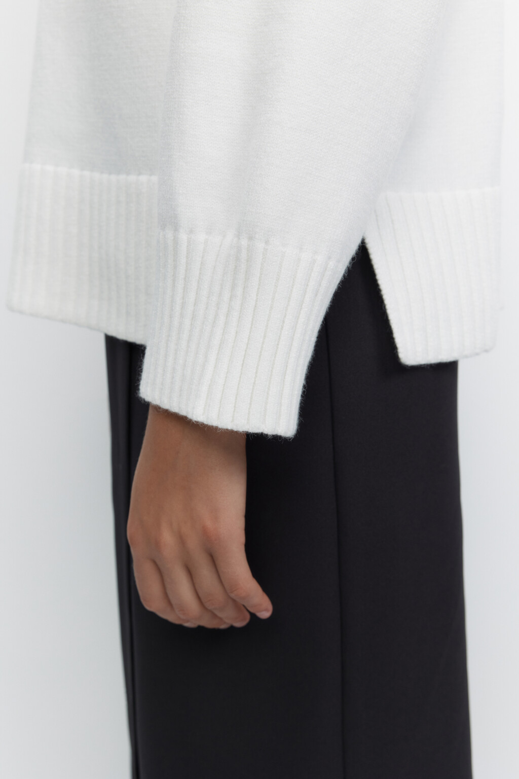 Свитер SWEATER свободный с боковыми разрезами - цвет молочный - 6