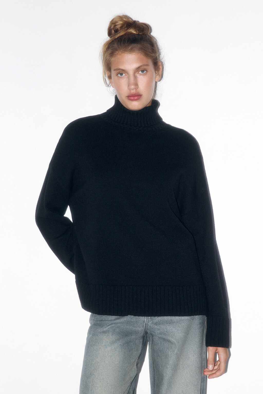 Свитер свободный с боковыми разрезами - цвет черный - 2