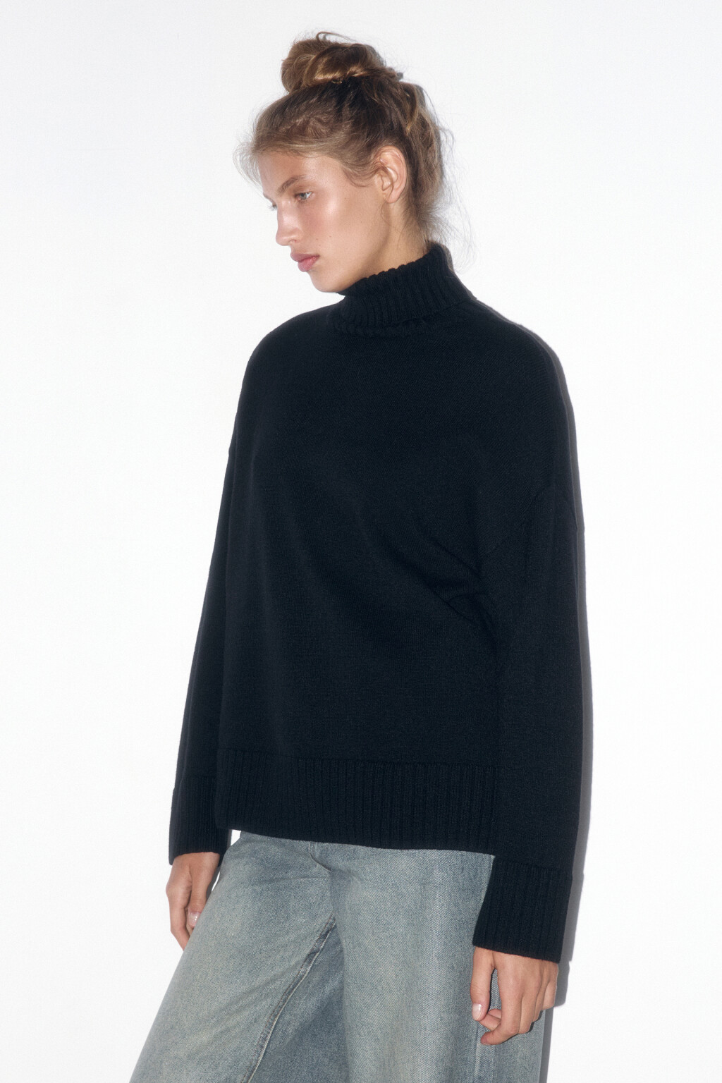 Свитер свободный с боковыми разрезами - цвет черный - 3