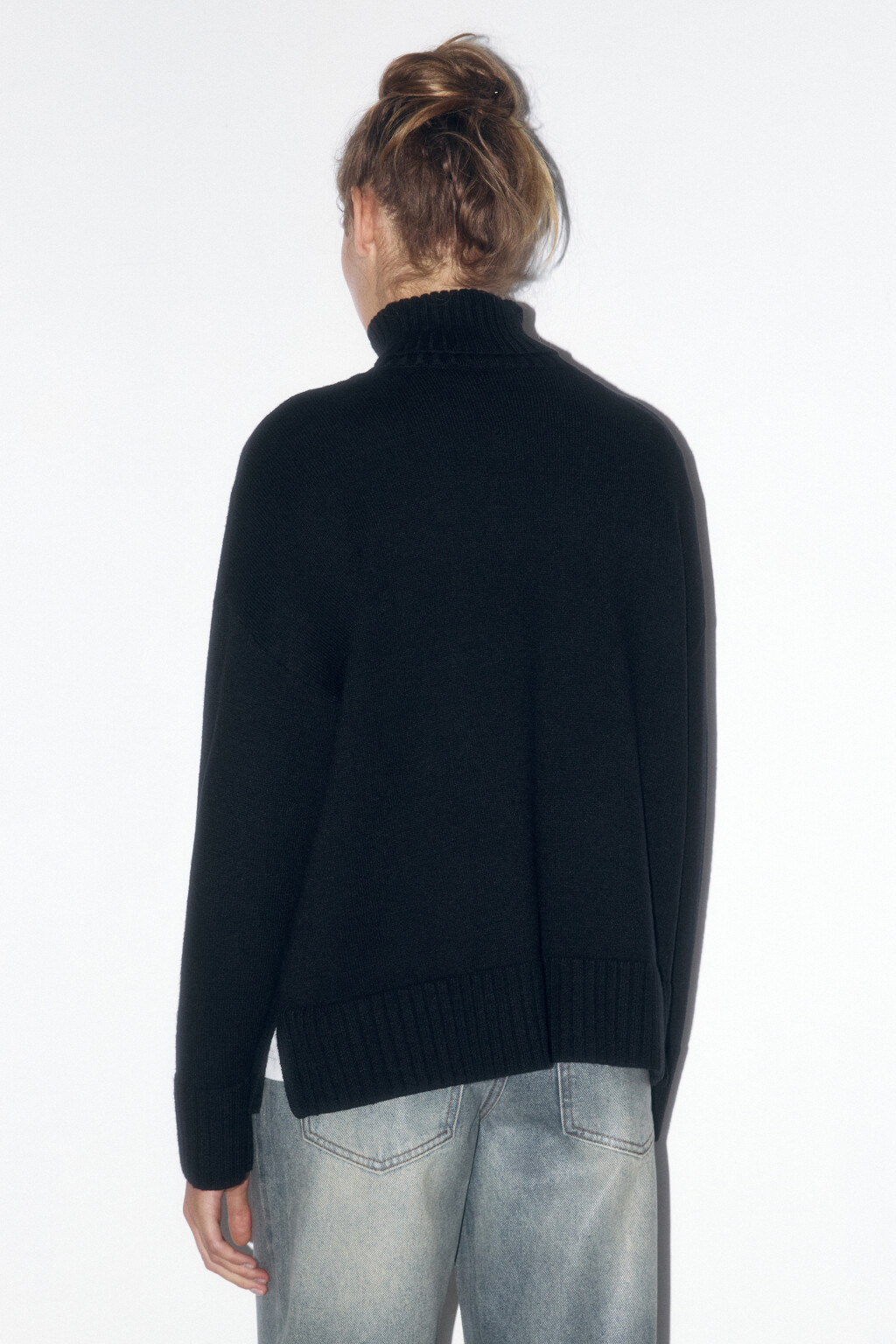 Свитер свободный с боковыми разрезами - цвет черный - 4