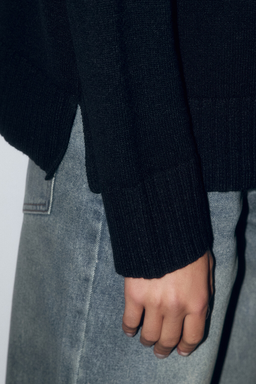 Свитер свободный с боковыми разрезами - цвет черный - 7