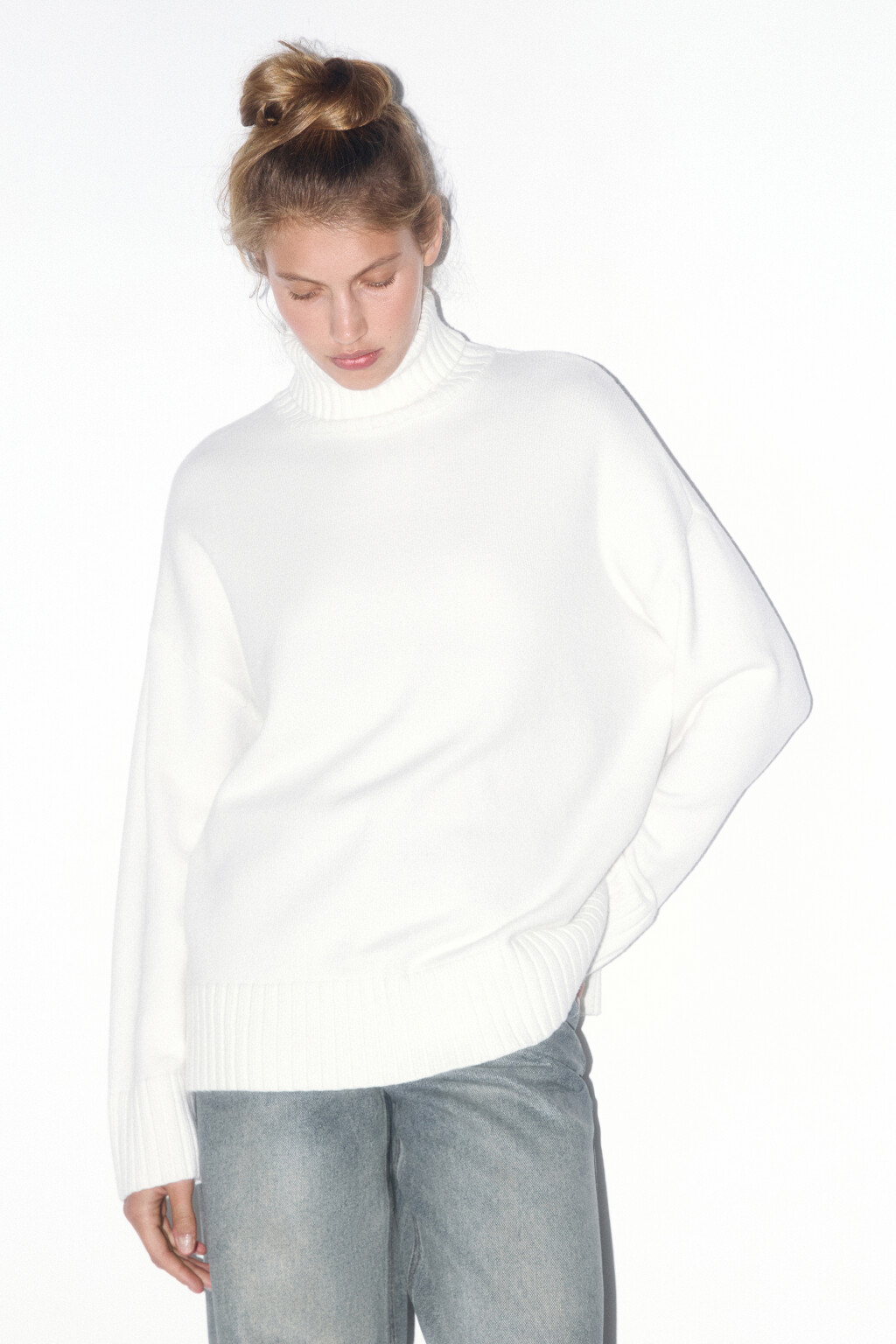 Свитер свободный с боковыми разрезами - цвет молочный - 2