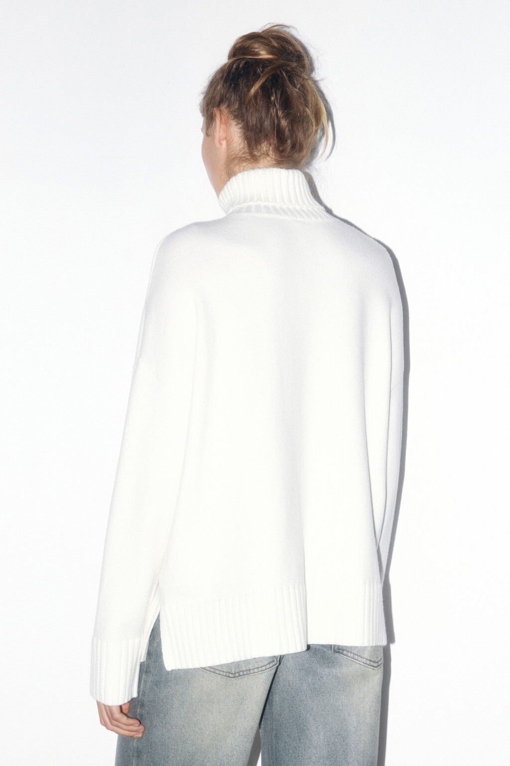 Свитер свободный с боковыми разрезами - цвет молочный - 4