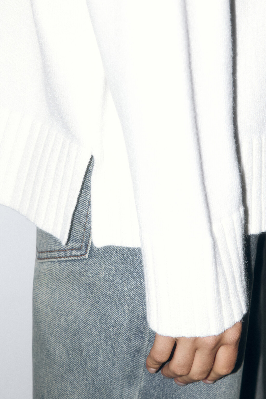 Свитер свободный с боковыми разрезами - цвет молочный - 7