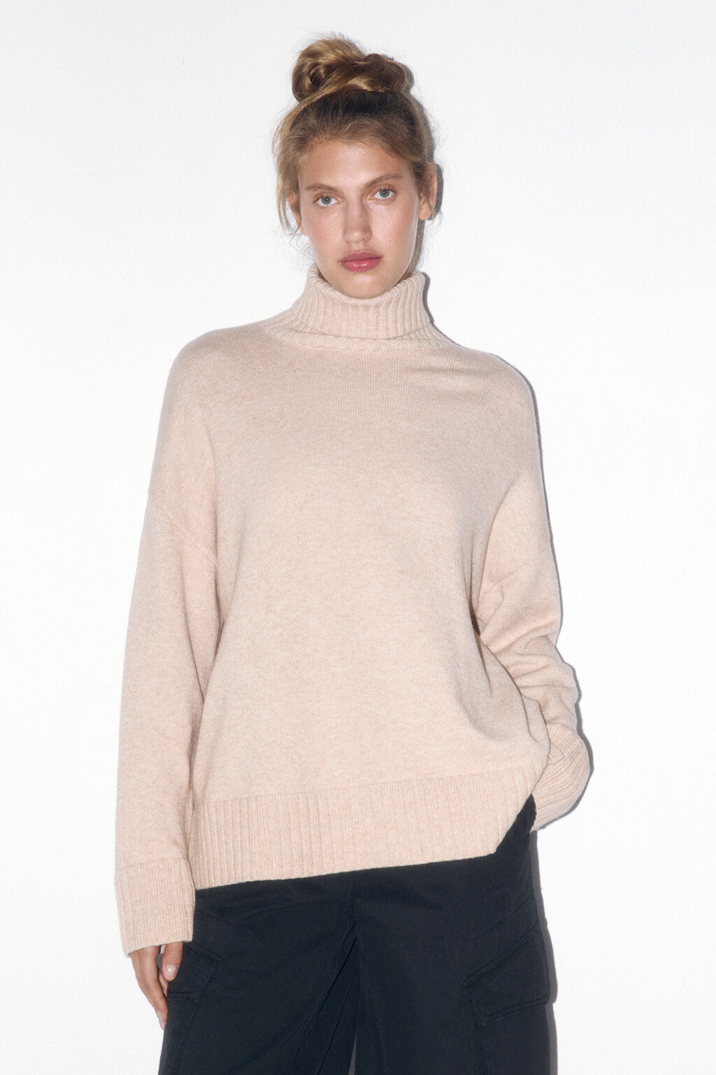 Свитер свободный с боковыми разрезами - цвет бежевый - 2