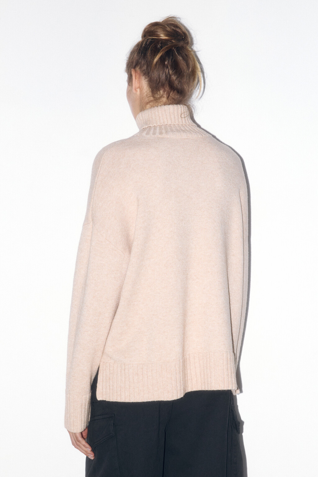 Свитер свободный с боковыми разрезами - цвет бежевый - 4