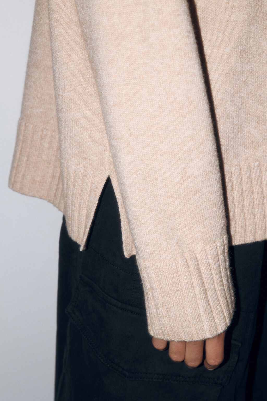 Свитер свободный с боковыми разрезами - цвет бежевый - 7