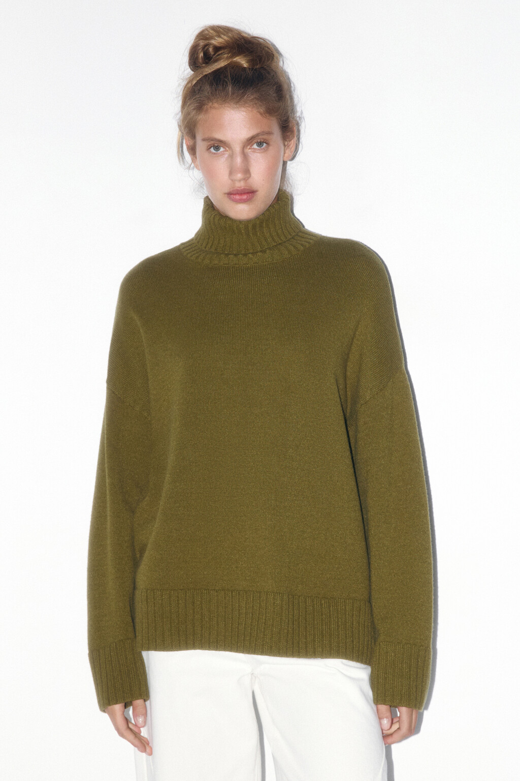 Свитер свободный с боковыми разрезами - цвет зеленый - 2