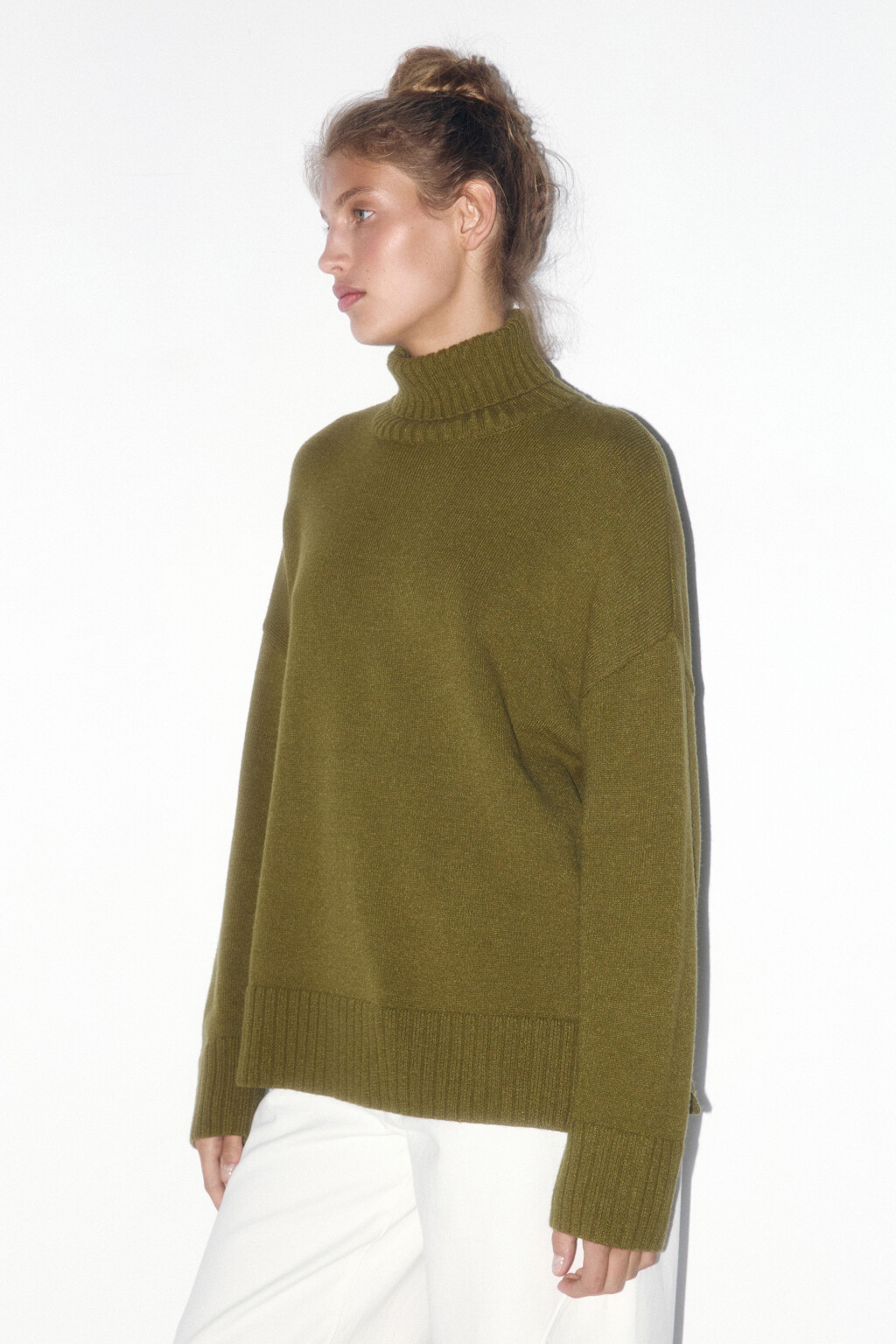 Свитер свободный с боковыми разрезами - цвет зеленый - 3