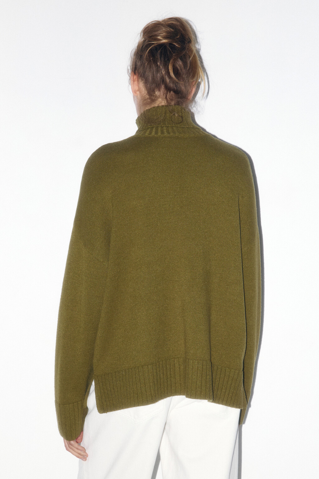 Свитер свободный с боковыми разрезами - цвет зеленый - 4