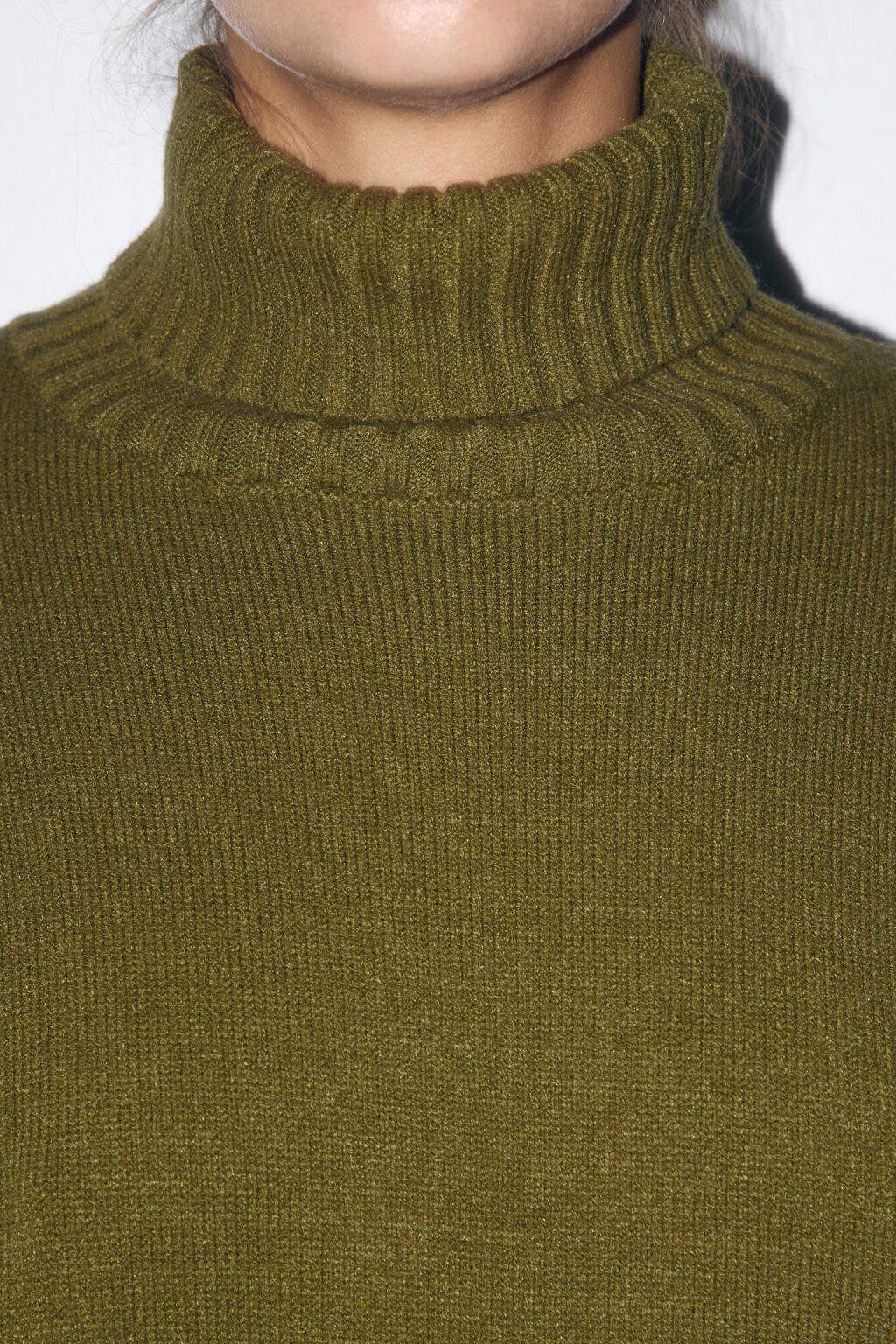 Свитер свободный с боковыми разрезами - цвет зеленый - 6