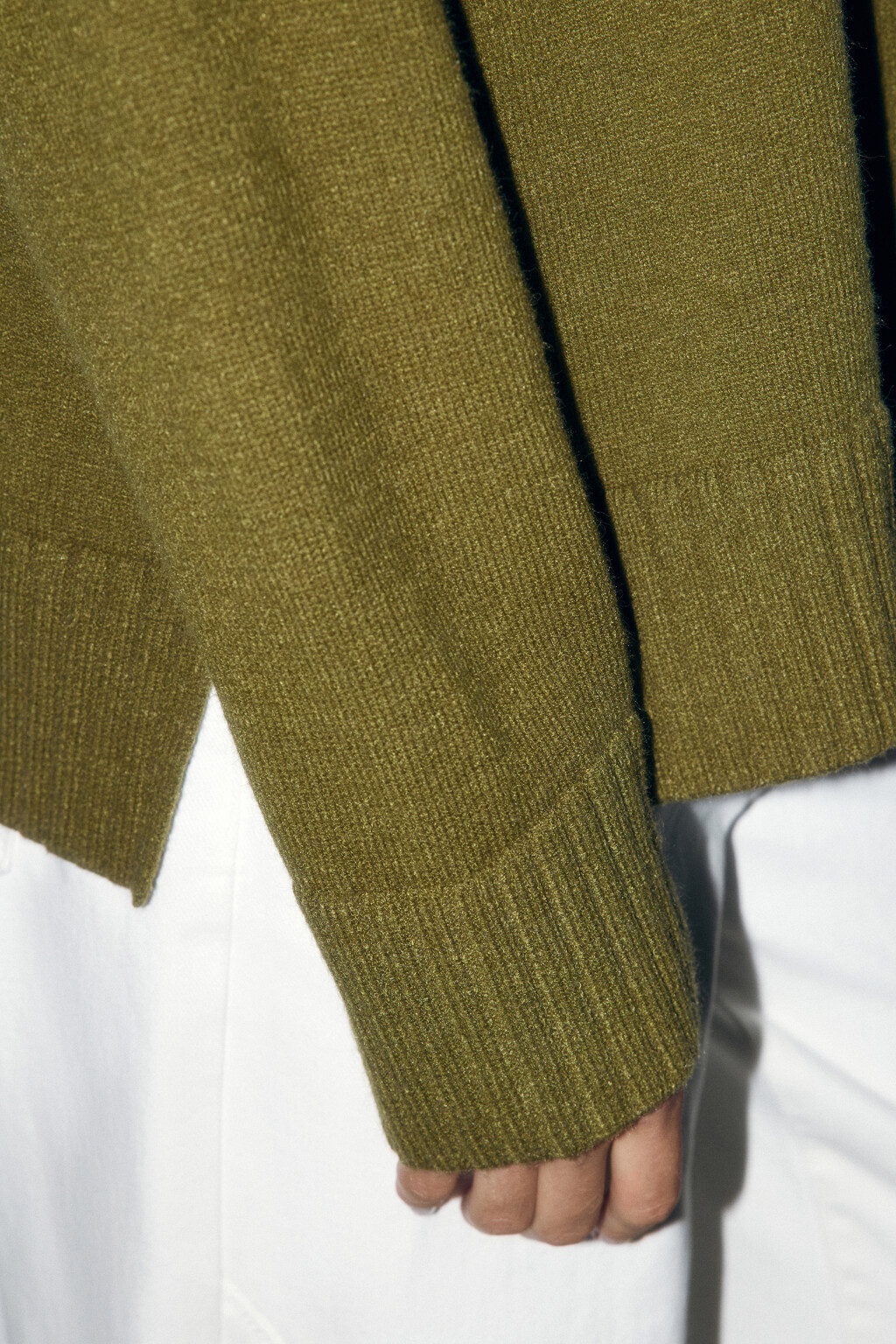 Свитер свободный с боковыми разрезами - цвет зеленый - 7