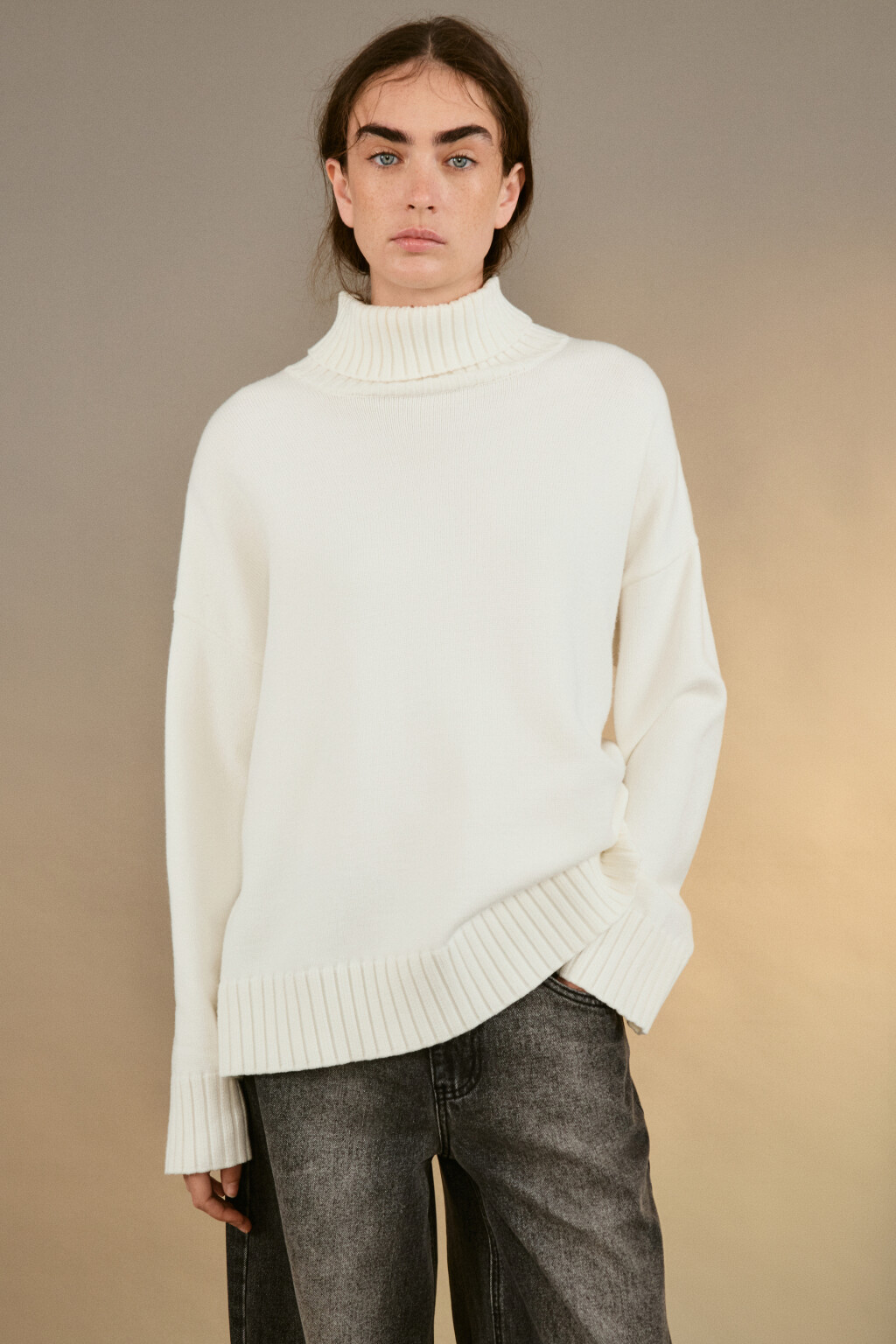 Свитер свободный с боковыми разрезами - цвет молочный - 1