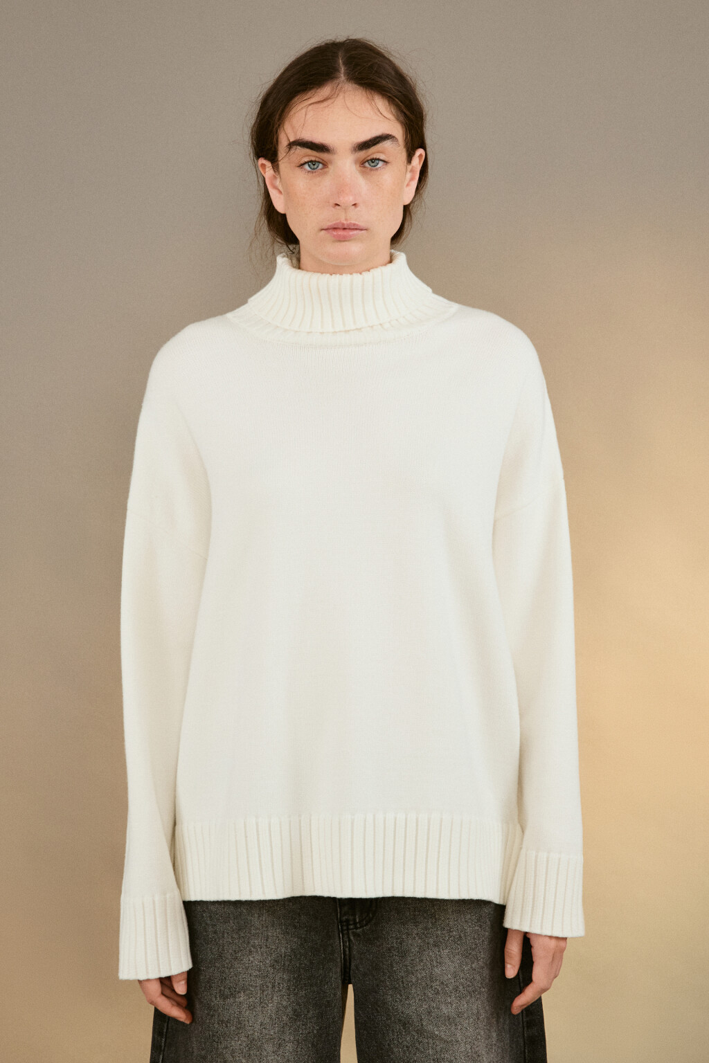 Свитер свободный с боковыми разрезами - цвет молочный - 2