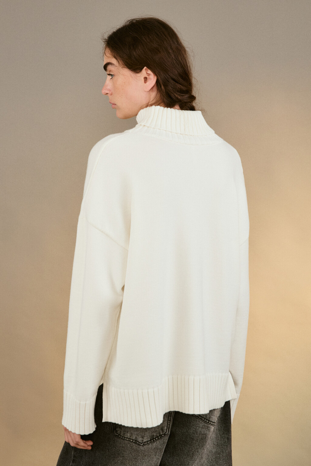 Свитер свободный с боковыми разрезами - цвет молочный - 3