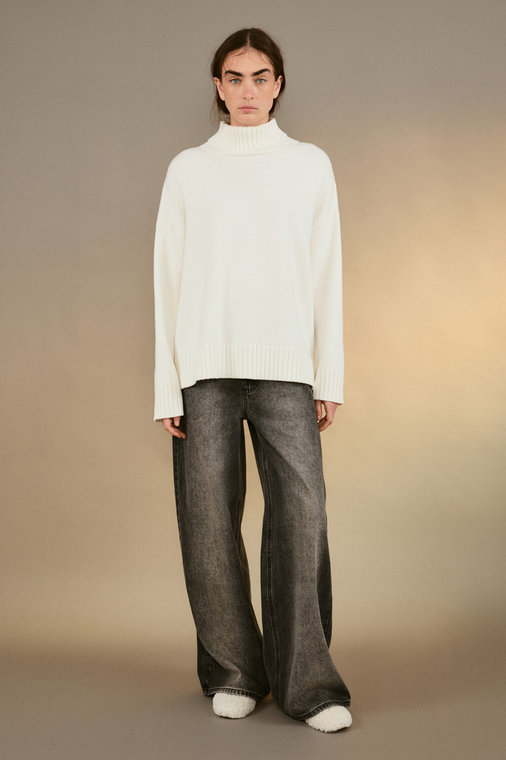 Свитер свободный с боковыми разрезами - цвет молочный - 4