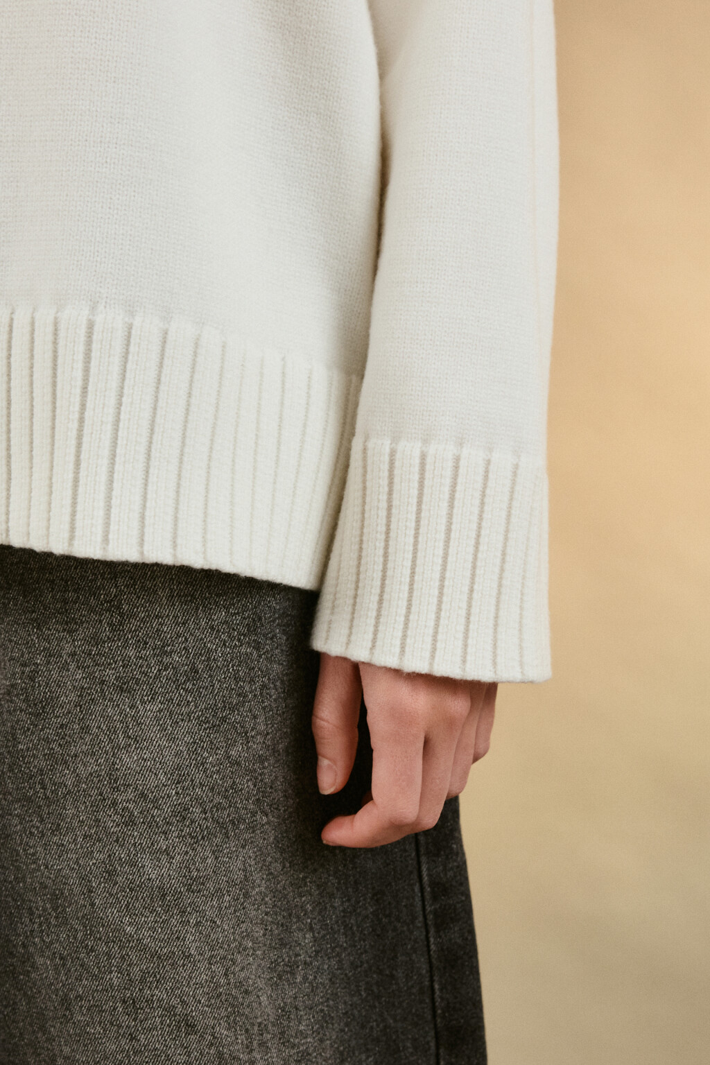 Свитер свободный с боковыми разрезами - цвет молочный - 6