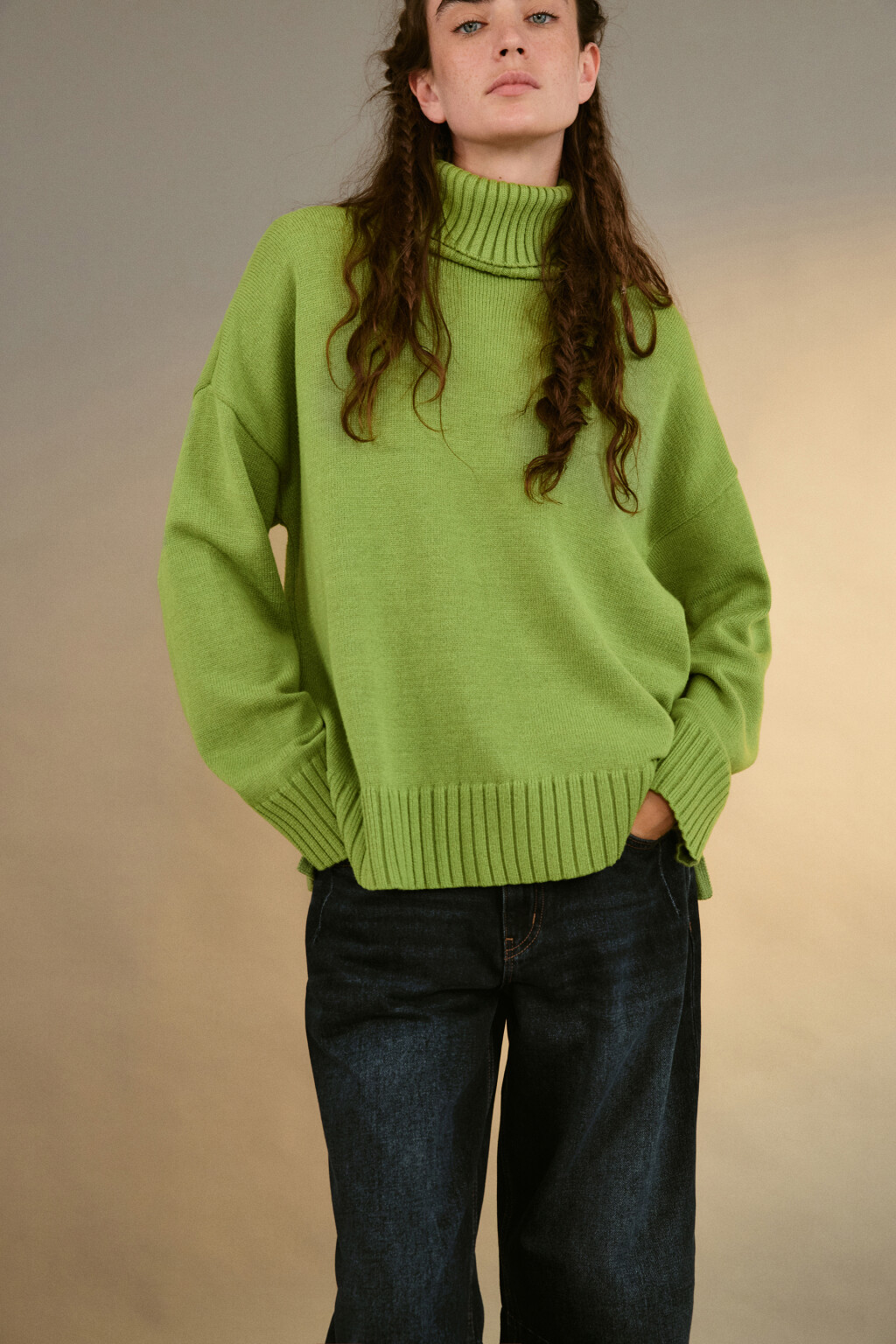 Свитер свободный с боковыми разрезами - цвет зеленый - 1