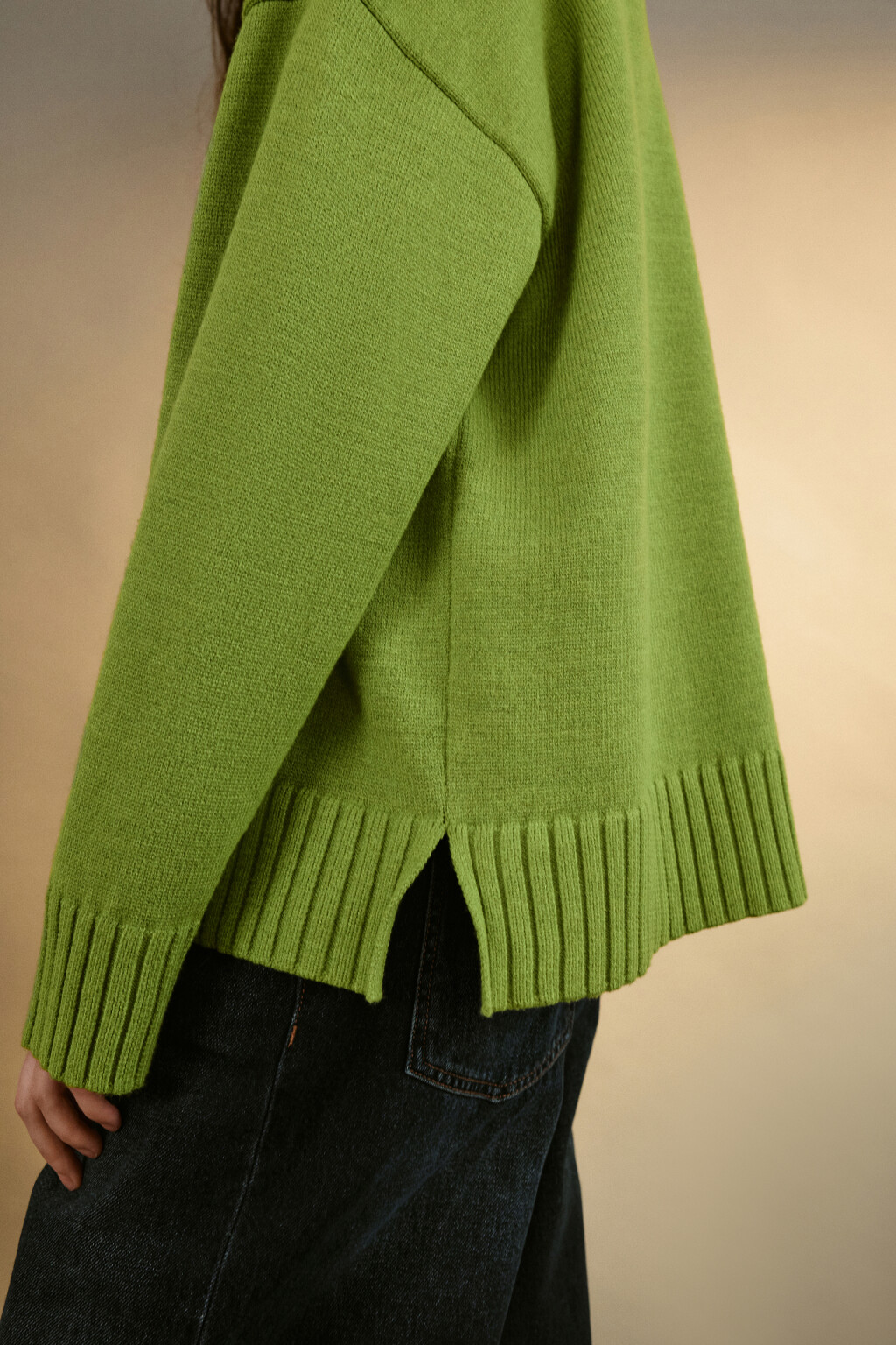 Свитер свободный с боковыми разрезами - цвет зеленый - 6