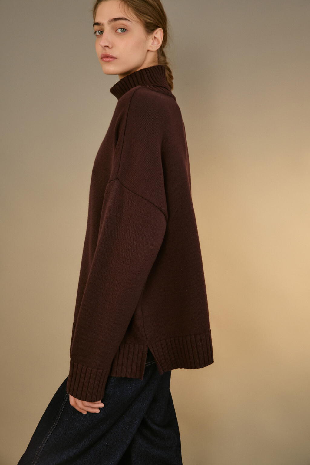 Свитер свободный с боковыми разрезами - цвет коричневый - 2