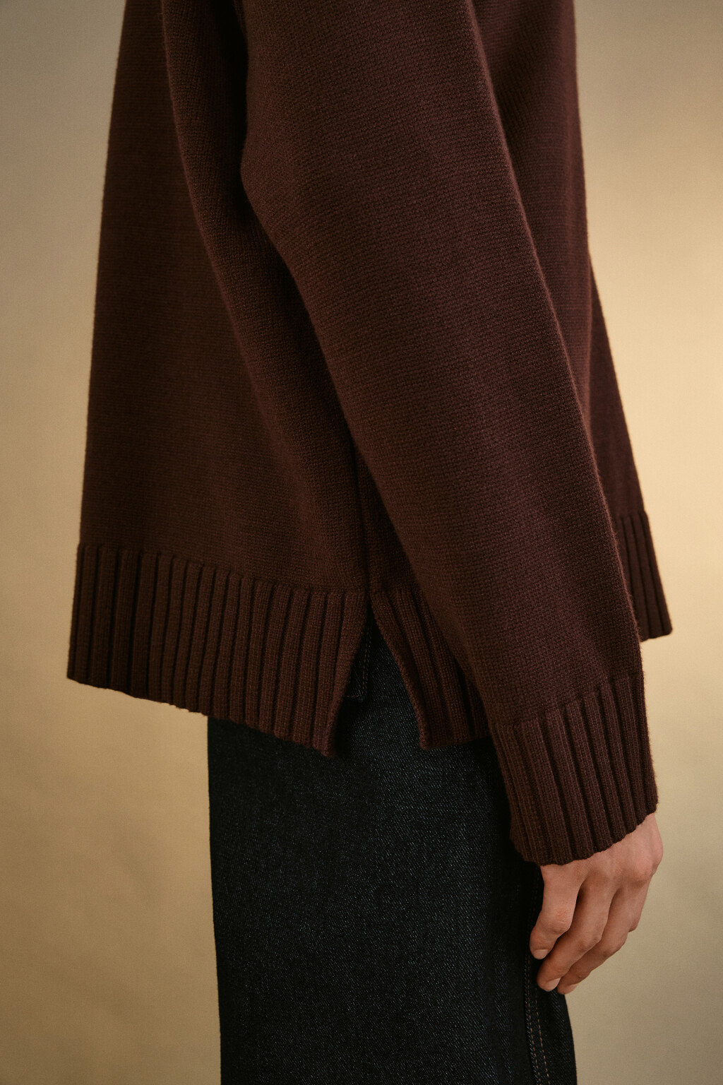 Свитер свободный с боковыми разрезами - цвет коричневый - 7