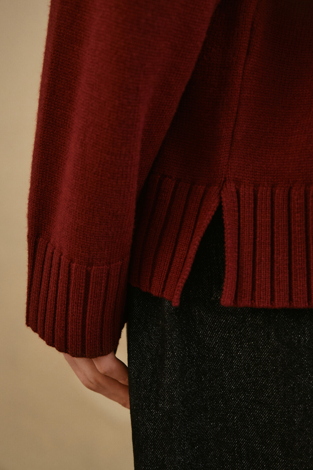 Свитер свободный с боковыми разрезами - цвет бордовый - 6