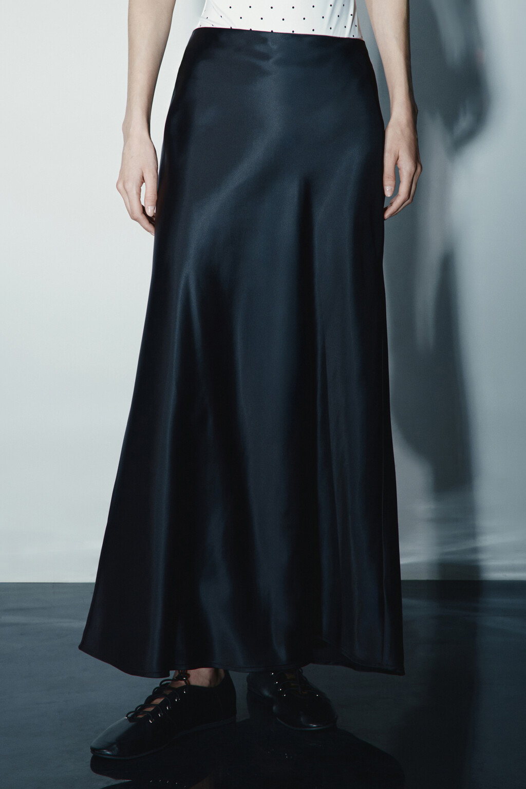 Юбка-годе макси атласная - цвет черный - 2