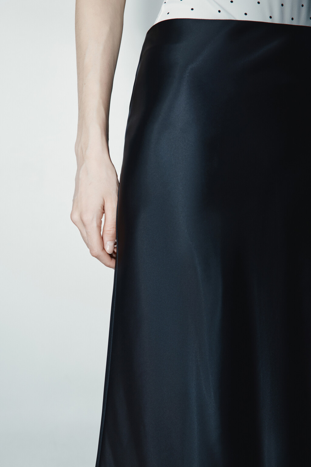 Юбка-годе макси атласная - цвет черный - 5