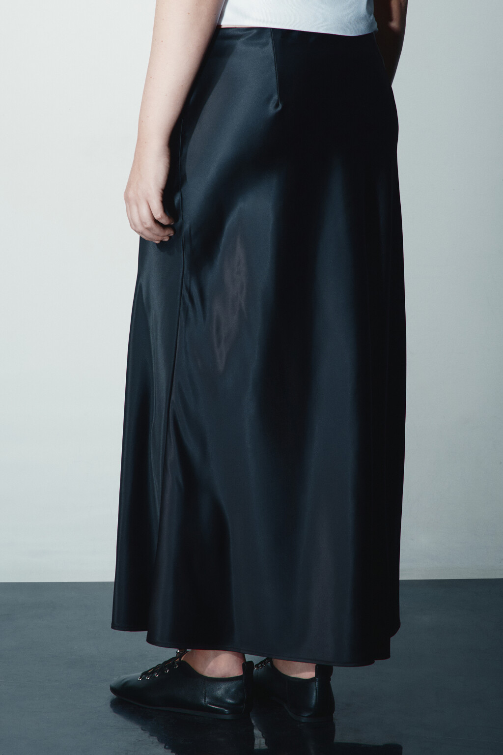 Юбка-годе макси атласная - цвет черный - 3