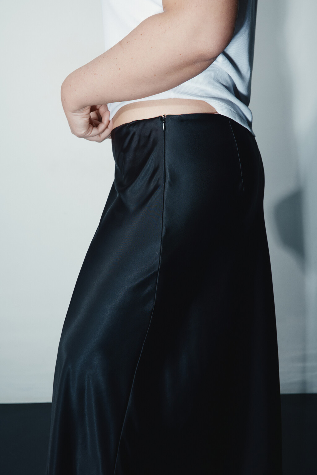 Юбка-годе макси атласная - цвет черный - 5