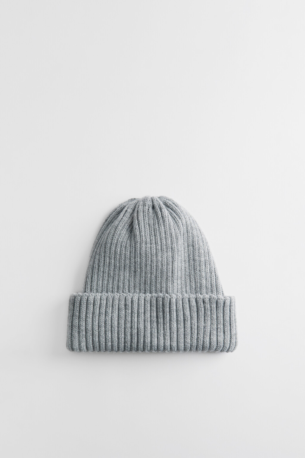 Шапка-бини вязаная в рубчик с широким отворотом - цвет серый - 3