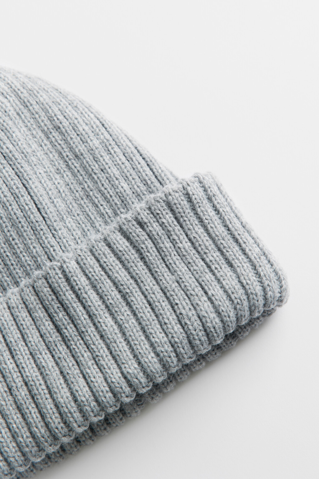 Шапка-бини вязаная в рубчик с широким отворотом - цвет серый - 4