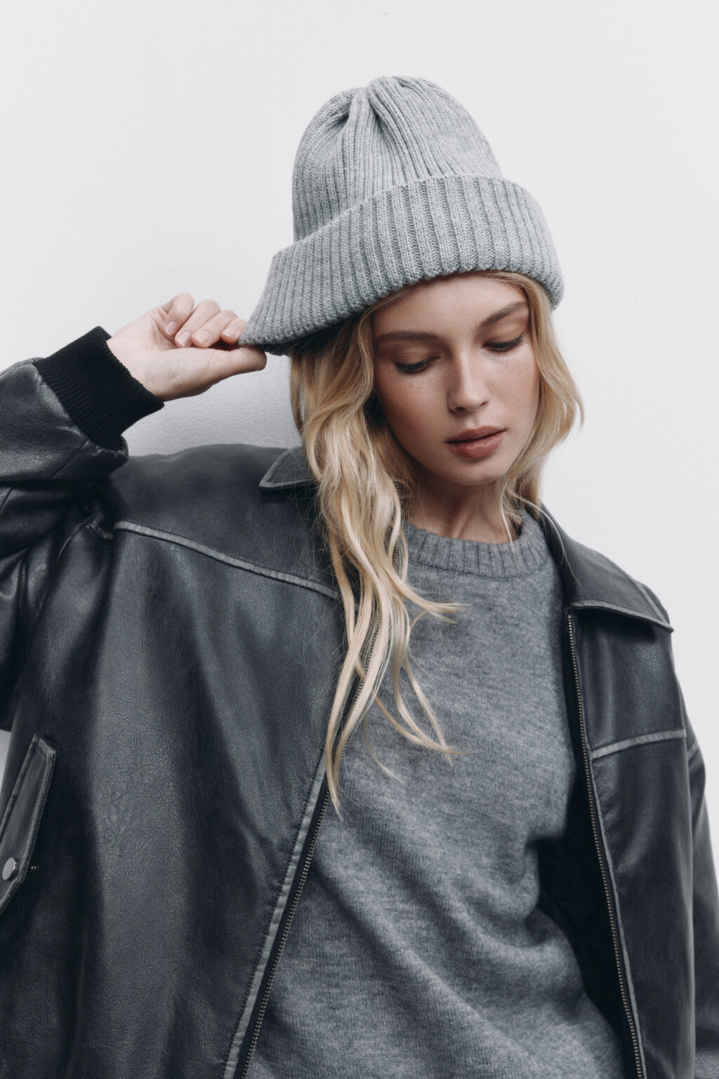 Шапка-бини вязаная в рубчик с широким отворотом - цвет серый - 1