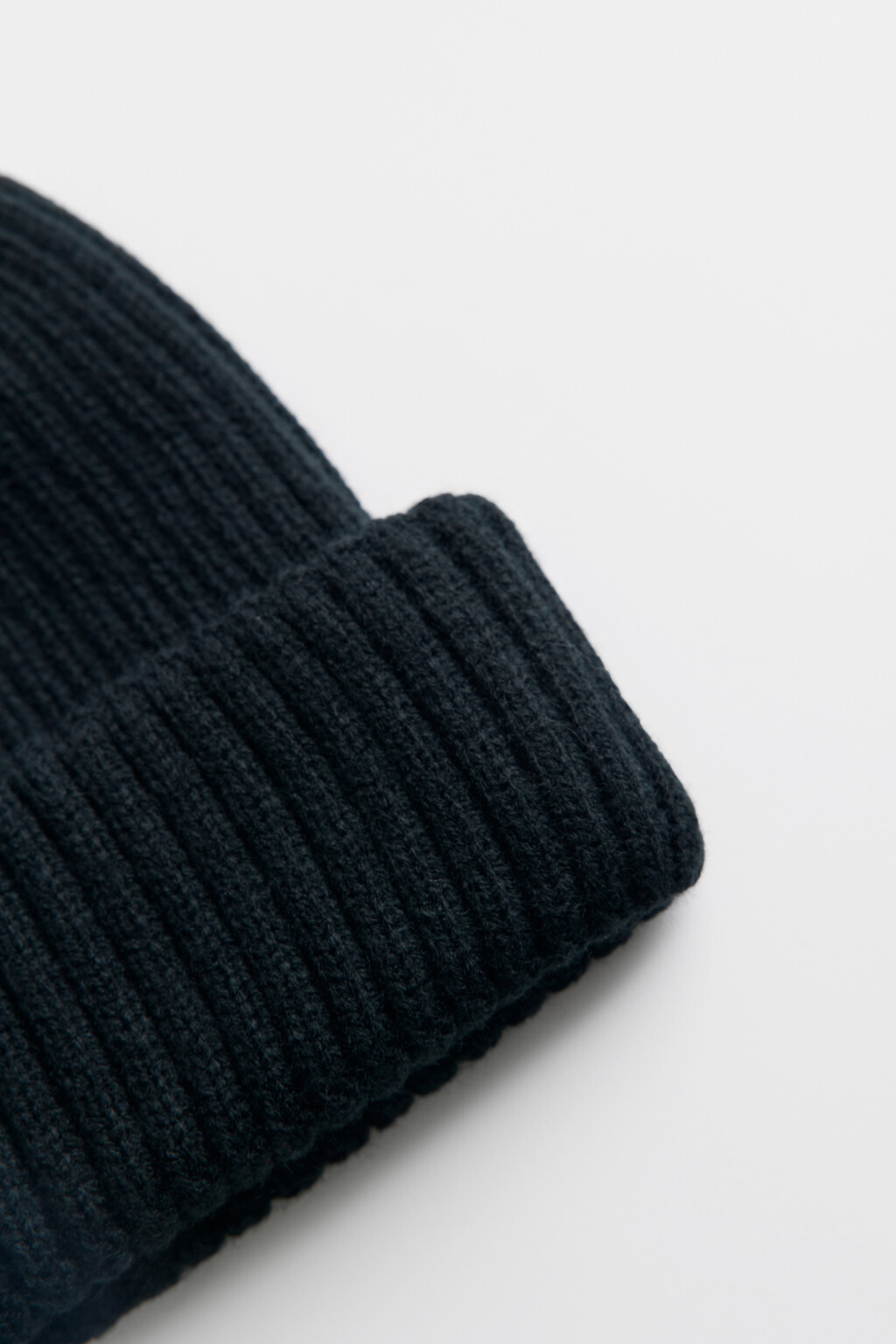 Шапка-бини вязаная с отворотом - цвет черный - 2