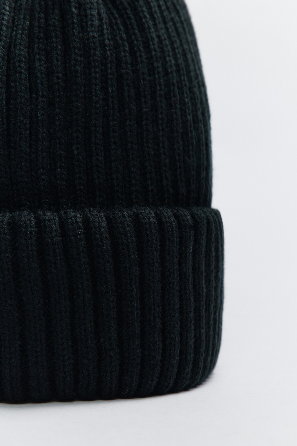 Шапка-бини вязаная в рубчик - цвет черный - 2
