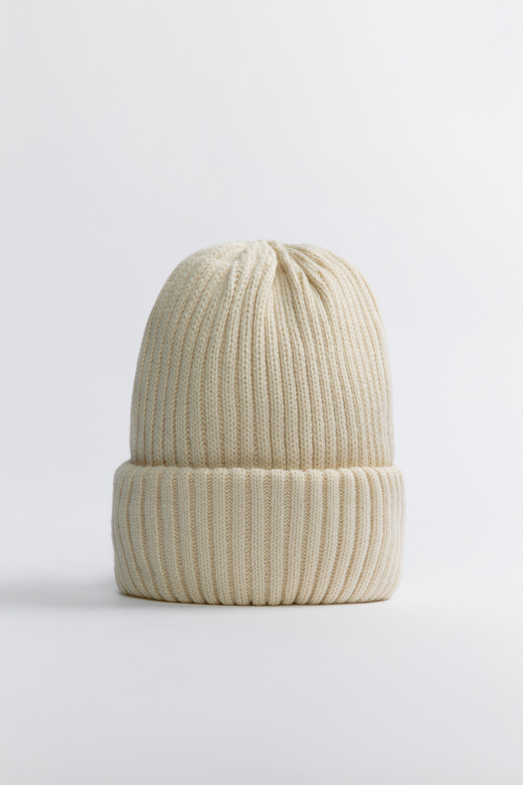 Шапка-бини вязаная в рубчик - цвет молочный - 1
