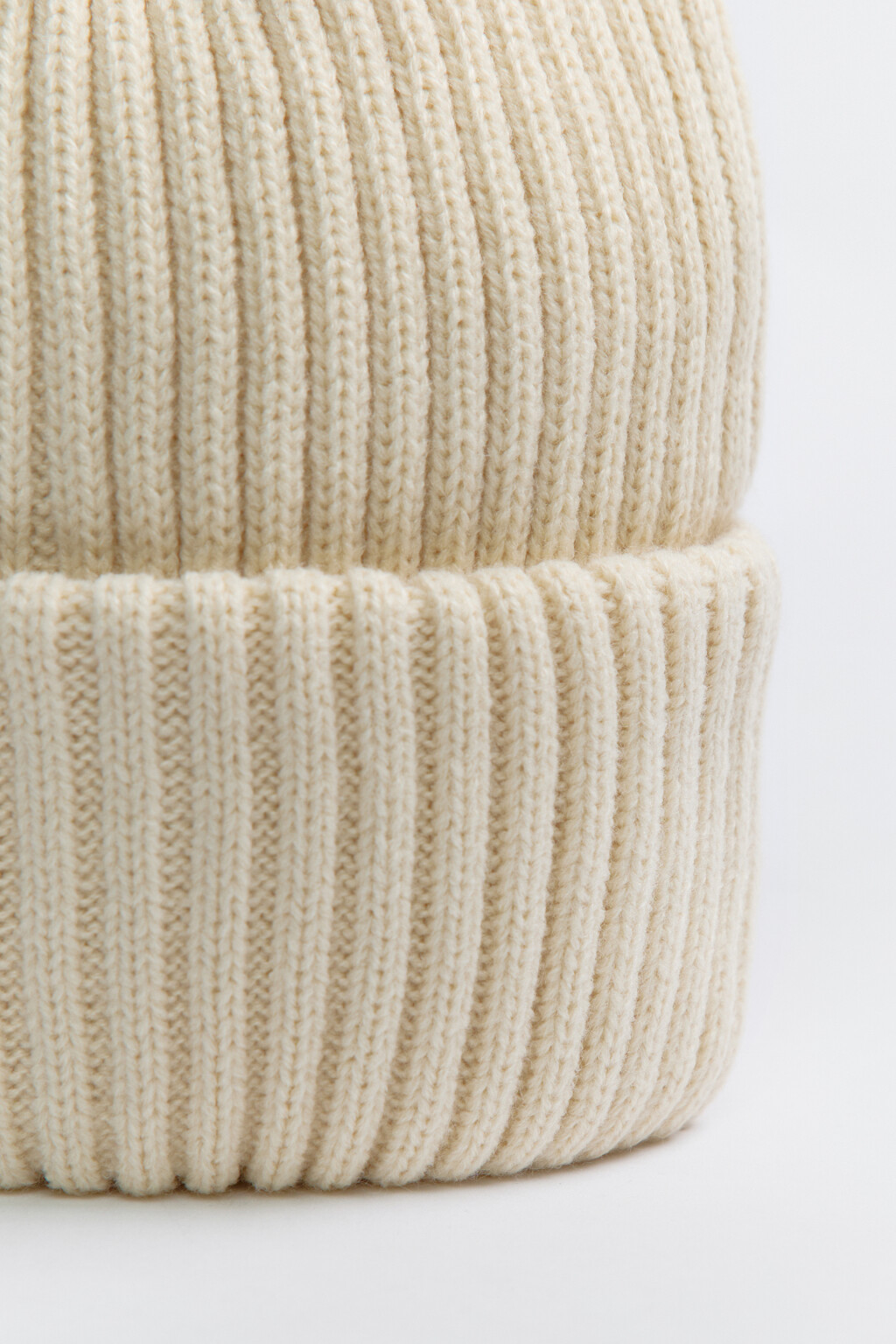 Шапка-бини вязаная в рубчик - цвет молочный - 2