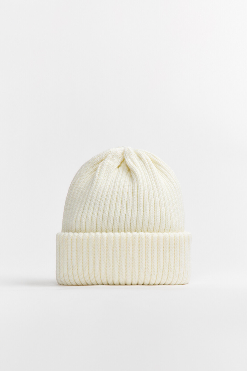 Шапка-бини вязаная в рубчик - цвет белый - 1