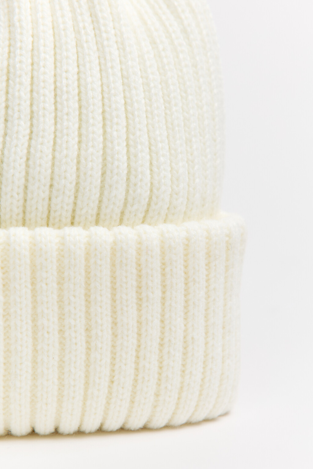 Шапка-бини вязаная в рубчик - цвет белый - 2