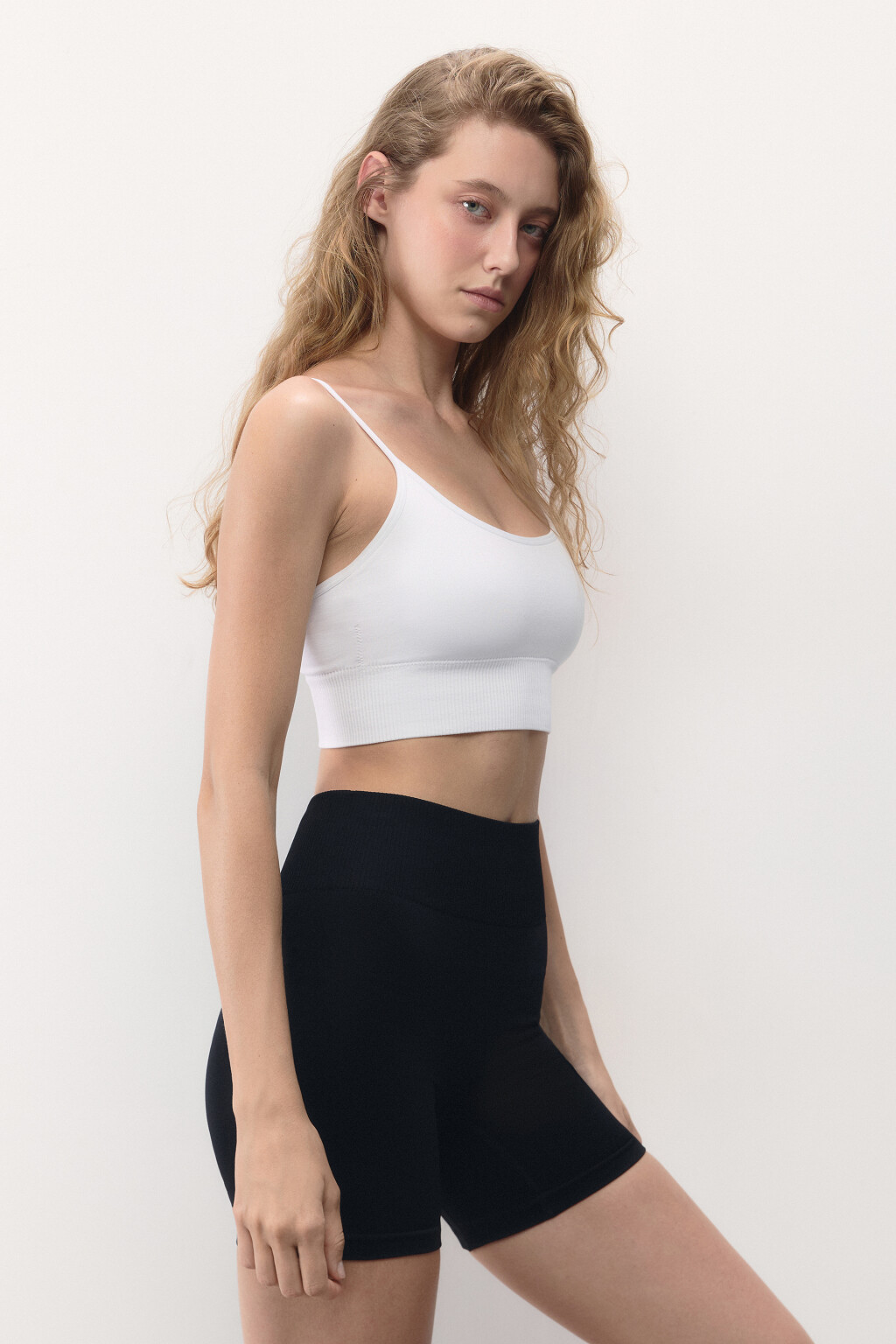 Топ-бюстгальтер бесшовный на тонких бретелях - цвет белый - 4