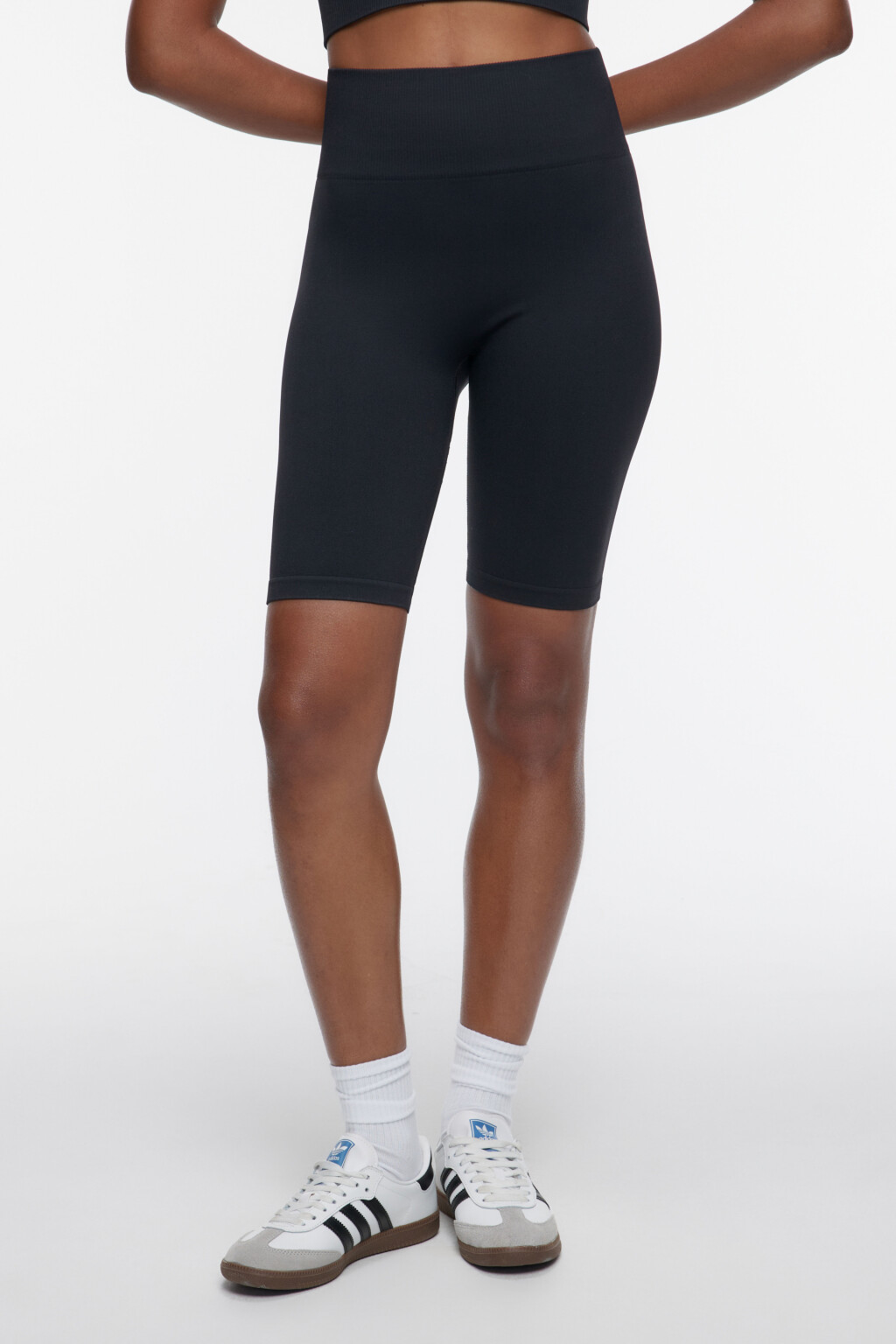 Шорты-велосипедки спортивные бесшовные с высокой посадкой - цвет черный - 1