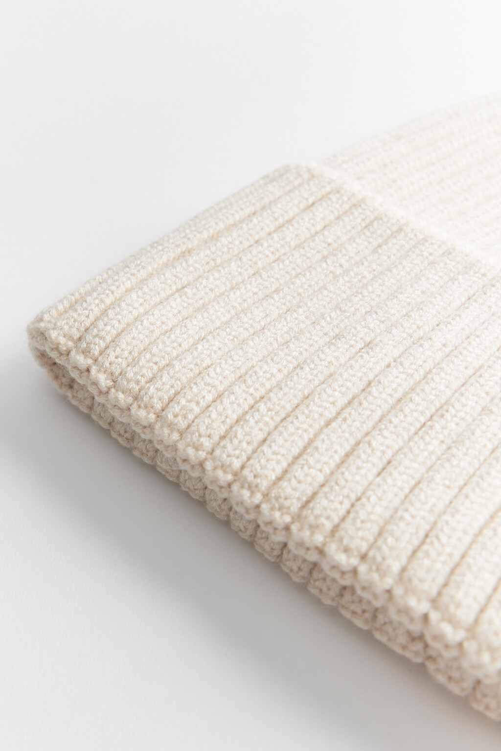 Шапка-бини вязаная вискозная в рубчик - цвет бежевый - 2