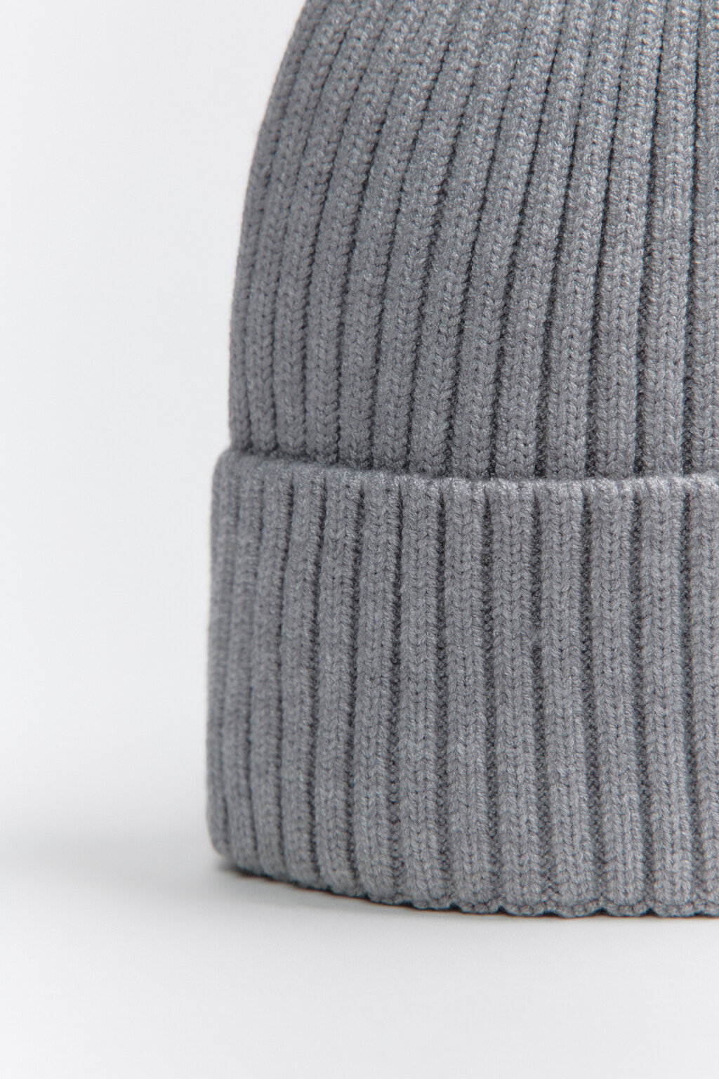 Шапка-бини вязаная вискозная в рубчик - цвет серый - 2