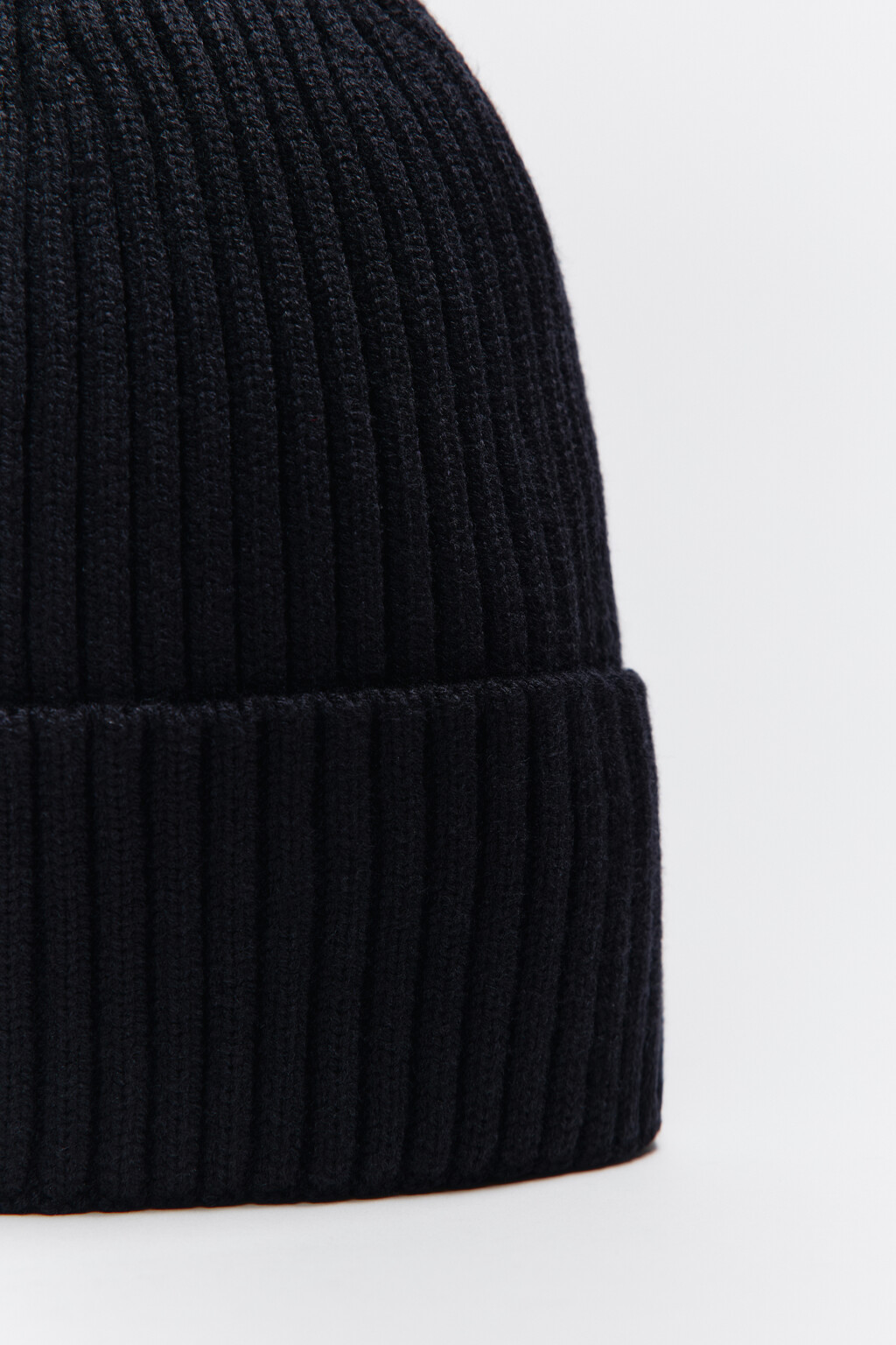 Шапка-бини вязаная вискозная в рубчик - цвет черный - 2